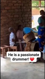 #ZBSNews Kanema wa gulu lina likupembedza, wapereka chidwi chochuluka kwa omwe akumuonera maka pa masamba amchezo pa internet. Kwambiri osati chifukwa cha mapempherowo koma luso la kamwana komwe kakuimba ng'oma (drums) mgululi mwachikoka. "Inenso ndimaimba madrum. Mwanayu akuonetseratu kuti ali ndi luso ndi upangiri wabwino. Akuimba madrum monga momwe ziyenera kuchitikira. Zomwe akuchitazo timazitcha rolling, ndipo sizophweka," watero Arnold Khongono m'Malawi yemwe akukhala ku Glasgow ku Scotlan