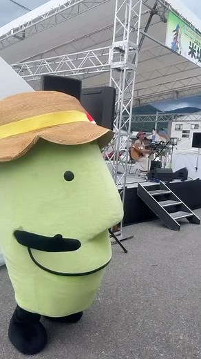 山形県の形をしたゆるキャラ きてけろくんがたくさん踊って 盛り上げてくれました😆💖 手拍子くださったみなさんも、 一緒に歌ってくれたみなさんも、 ありがとうございました❣️😆✨ #あべあいこ #どこまでもつづく米坂線 #米坂線絆まつり #小国駅 #山形県 #jr米坂線 | あべあいこ