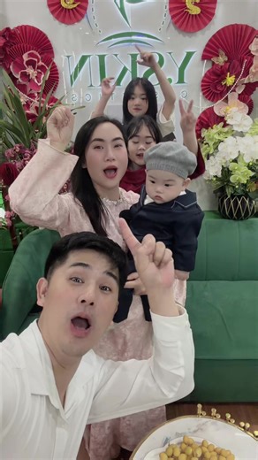 3,2,1 - Chúc mừng năm mới cả gia đình nhà mình nha@Vương Quang Phong