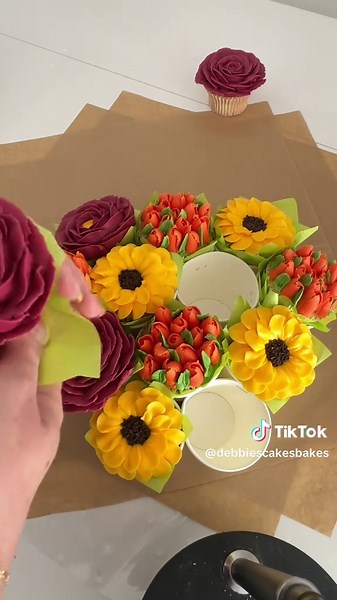 Stunning Buttercream Flowers for Cupcake Bouquets