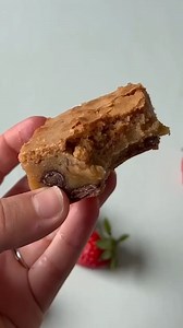 Wow, se lige den her lækre og mumsede cookiekage 😍 En sprød kage med sej midte fyldt med chokoladestykker - ligesom du kender det fra en cookie … Her er den blot bagt som en kage, der skæres ud inden servering. Nemmere bliver det ikke!⁠ 🥳 MUUUMS! Få opskriften her i den første kommentar. | ALT for damerne