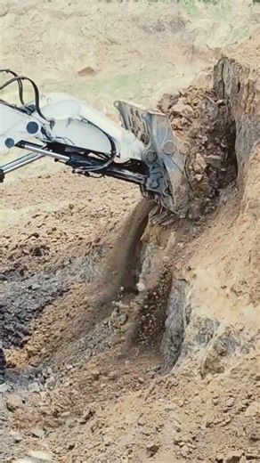 Liebherrer 996 loadin in haul truck #heavyequipment #bachoeloader #automobile #electricexcavator