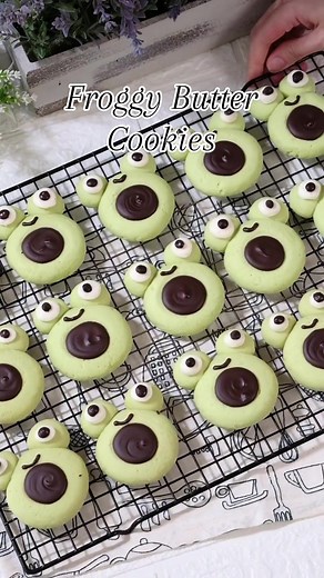 🍪 🐸Froggy butter cookies🐸🍪 Morning all 🤗 Cute, not-too-sweet cookies shaped like frogs! They’re fast and simple to bake, making these cookies an excellent activity to do with friends or kids. Recipe @moucup Bahan : 100 gr butter 200 gr margarine 145 gr gula halus 255 gr tepung pro sedang 230 gr tepung maizena 15 gr tepung sagu 50 gr susu bubuk 1 butir telur 2 sdm tep serbaguna Food colorings Cara membuat : 1. Preheat oven 140° api atas bawah 2. Ayak bahan kering 3. Campur butter, margarine 