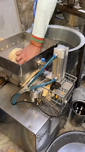 Automatic Poori Serve in Agra #reelsviralシ #shortsreels #viralreelschallenge #shortsviral #reelschallenge #viralvideochallenge #shorts | Factory Focus