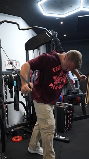 De borst-blunder die iedereen maakt... Elke maandag zie ik het: Fly’s zonder enige spanning op de borst. 👉 Je borst groeit niet als er geen rek is. 👉 Je borst groeit niet als je schouders het overnemen. Wil jij leren hoe je echt borst opbouwt die indruk maakt – in shirt én zonder? 📩 Reageer met ‘BORST’ en ik stuur je mijn complete borstgids. | Frank den Blanken PT