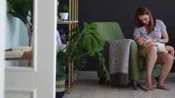 Stillen. Mutter stillt das Baby in der Dunkelheit im Bett