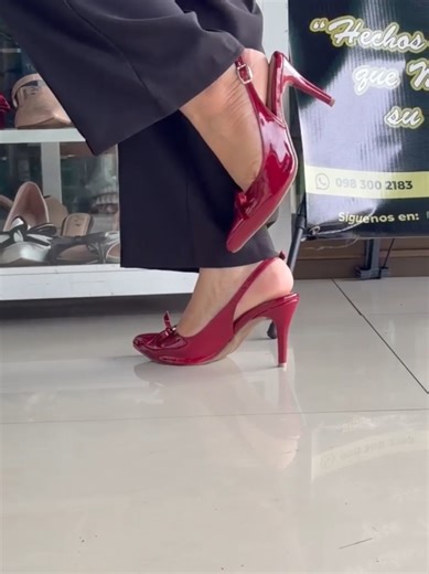 🍷🔥 MODELO TANIA EN ROJO VINO SENSUAL 🔥🍷 El rojo vino no se usa… se encarna. Es el color de la mujer que conoce su valor,👑♥️ que camina lento porque sabe que la están mirando, que no compite… porque ella es la referencia.💫 El Modelo Tania no solo estiliza tus piernas, eleva tu energía.✨ Despierta tu seguridad. Afirma tu presencia. Cada paso es una declaración: “Sé quién soy y no pienso disminuir mi luz.”🌙 Sensual sin exagerar. Elegante sin esfuerzo. Poderosa sin pedir permiso. Si estás lis