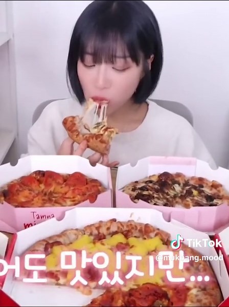 Tzuyang's Epic Pizza Mukbang: 5 High-Rated Pizzas Review