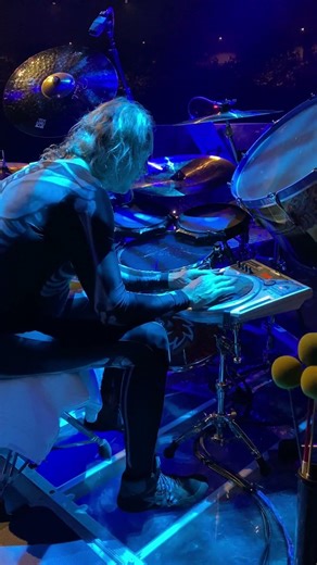 Danny Carey improvises on the Roland Handsonic during the intro to "Right in Two", live in Hawaii.