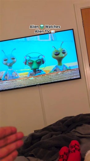 Alien 👽 Watches Alien TV 📺