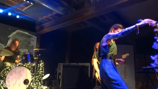 Petit cadeau de la maison...!! Deux morceaux avec les images (merci Henri) et le son (merci Vince) de La Brasserie, de nos nouveaux amis français de Yellow Pill. Replongez-vous dans l'ambiance magnétique de cette soirée inoubliable !!! Soyez curieux...l'art, c'est le partage... | La Brasserie des Chapeliers