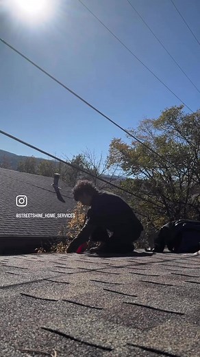 Clogged gutters cause ice dams that can wreck your roof! 🍂 Clean before the freeze to keep meltwater flowing. 💧 👉 Book your gutter & window cleaning today — and save $150! | Street Shine Home Services