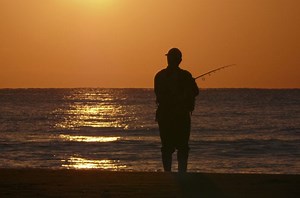 サーフからヒラメを狙おう！ロッドやルアー釣る為の3つのコツとは？ | TSURI HACK[釣りハック]