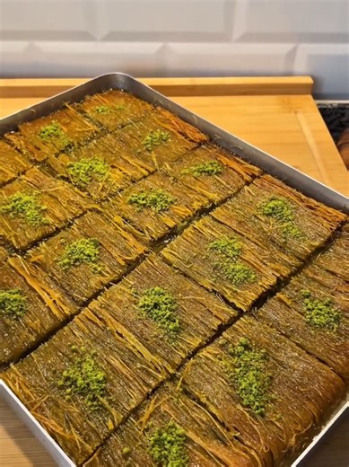 📷 emel.kitchenn Fırında Hasır Kadayıf Gerçekten ocakta yapılan kadayıfla arasında çok bir fark yok mutlaka bu şekilde deneyin Malzemeler 600 gram tel kadayıf Biraz daha kalın olsun derseniz 800 gram kullanabilirsiniz 200 gram Antep fıstığı (isteğe göre ceviz de kullanılabilir) 250 gram sade yağ Şerbeti için 4 su bardağı toz şeker 3 su bardağı su Şerbetin Hazırlanışı Şeker ve suyu tencereye alın, şeker eriyene kadar karıştırın. Kaynamaya başlayınca ocağın altını kısın ve 15 dakika kaynatın. Ocak