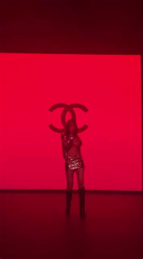 JENNIE performed an unreleased song at a Chanel event.