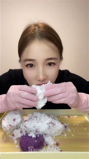 ASMR QIAN SOFT CRUNCHY CRISPY REFROZEN POWDERY WHITE NOON SHAPED ICE CHUNK WITH SHAPED ICE