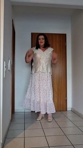 Transsexuelle Zoe Weber mit romantischer Bluse
