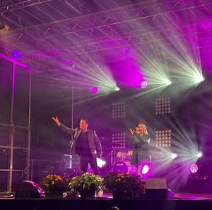 Musik ist die Sprache… …der Liebe …der Verbundenheit …für Frieden. Musik ist die größte Verbindung zwischen Menschen, Völker und der ganzen Welt. Musik ist Magie und kennt keine Grenzen… Musik ist Faszination und eine oft einzige Möglichkeit- Menschen zu berühren. Musik ist die DIE Sprache die man auf der ganzen Welt versteht und liebt. Musik ist und bleibt einzigartig. Musik ist in jedem von uns. Musik vereint Nationen. Vielleicht sollten wir öfter alle zusammen singen und uns die Hände reichen