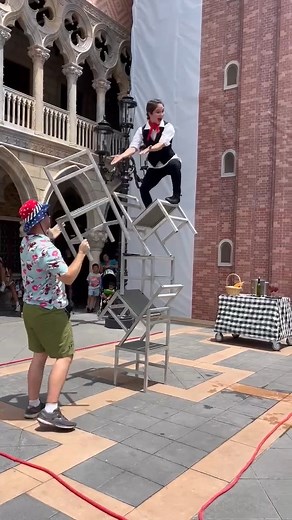 Love the Entertainers in EPCOT's Italy Pavilion ❤ | Chip and Company