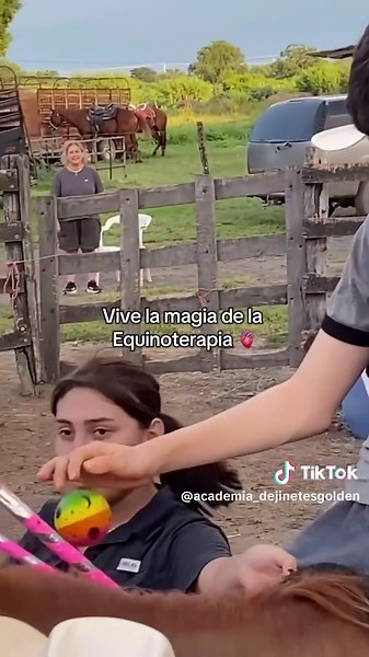 Equinoterapia…🐎🤍 Tener una discapacidad no es impedimento para poder montar sino todo lo contrario 🤍🙌🏻 . Recuerda que somos “La Terapia que cura al corazón🫀” . . . . #equinoterapia #caballos #amazonas #niños #academia