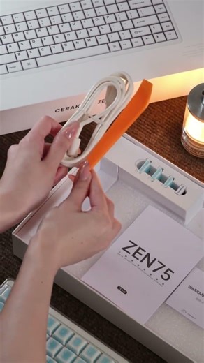 Let your flow glide over the cool, "Crazed" surface of the ZEN75 Blue. 📸: 口米猪