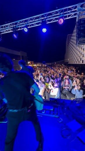 De Saloon on Instagram: "Ahora en vivo en Talca ! A casa llena 🔥🔥🔥 @casinotalca 🔥 #desaloon #talca #envivo"