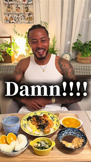 . . 今日のくるみキッチン⚽️🔥🔥🔥 💫試合前日の栄養設計💫 明日のパフォーマンスから逆算して、 炭水化物をしっかりめ🍚🔥 ・哲兄のゆめぴりか ・鳥ささみ、胸肉のてりたま丼 ・餅巾着 ・きり昆布としらす、小松菜の和物 ・かぼちゃとじゃがいもお出汁スープ ・みかん🍊梨🍐 哲兄のゆめぴりかを中心に、 鶏ささみ＆胸肉のてりたまをドーン🍳🔥 かぼちゃ、じゃがいも、餅巾着も加えて エネルギー源となる糖質をしっかり補給し、 グリコーゲンをしっかり満たしておく💪🏾🔥 試合前日は消化への負担も考えて 油は極力少なく、脂質は控えめに😌✨ きり昆布としらすでミネラル・たんぱく質、 みかんと梨でビタミンもプラス💫✨ #アスリートフード #アスリートごはん #試合前日ごはん #サッカー選手の食事 #栄養設計
