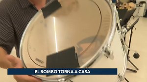 🥁 El bombo torna a casa: troben l'instrument que li van furtar a la xaranga Tocant-ho Tot de Quart de Poblet Un col·leccionista d'instruments ha comprat el timbal en un mercadet de la Nucia i l'ha retornat després de vore un vídeo viral en À Punt ⬇️ Més detalls: https://www.apuntmedia.es/noticies/societat/video-bombo-torna-casa-troben-l-instrument-li-van-furtar-xaranga-tocant-ho-tot-quart-poblet_1_1819693.html | À Punt NTC