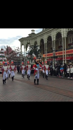 The previous Disneyland Paris Christmas Parade (before Mickey’s Dazzling Christmas Parade debuted) was terrific too. Goofy and the toy soldiers were always a favorite of mine! This was from 2018. It wasn’t too busy during our trip, which was in late November/early December. #disneylandparis #dlp #dlrp #dlpholidays #disneyenchantedchristmas #goofy #disneyparade #disneyholidays #disneychristmas #disneycharacters | Mousesteps