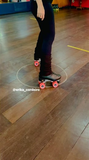 Eríka Cordéiro | Certified Skate Instructor on Instagram: "C-step / Parantheses on Skates Tutorial Another way to do it! . . : @analuisanoronhasantos . . #rollerskating #quadskates #skate #rollerblading #dance #rollerdance #tutorial #technique #patins #rolki #patinaje #patinage"