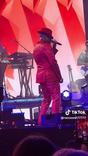 NE-YO Live Performance of 'Closer' in Concert