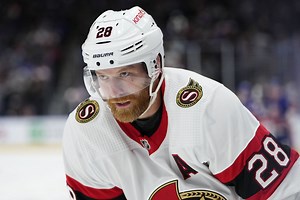 Claude Giroux comes clean on chatter around coach D.J. Smith, calls it a "distraction"