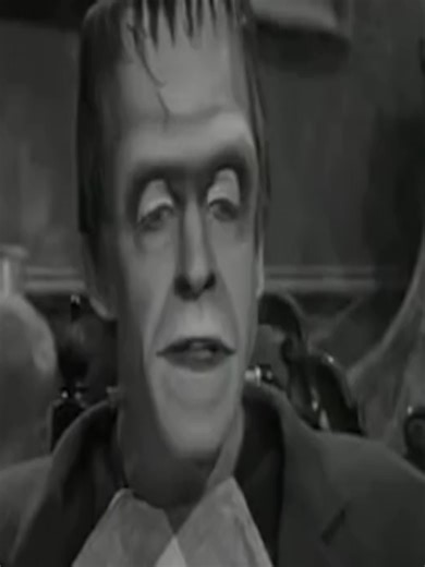 🎬 ESCENA – THE MUNSTERS (1964): Herman Munster dándole una gran lección a su hijo: no importa cómo te veas por fuera, lo que importa es lo que llevas dentro 💛 Sabiduría retro que sigue vigente. 📺 #TheMunsters 📺 #HermanMunster 📺 #EscenaIconica 📺 #FamiliaRetro 📺 #LeccionDeVida 📺 #Nostalgia 📺 #SeriesRetro 📺 #ComediaClasica 📺 #ViajaEnRetro