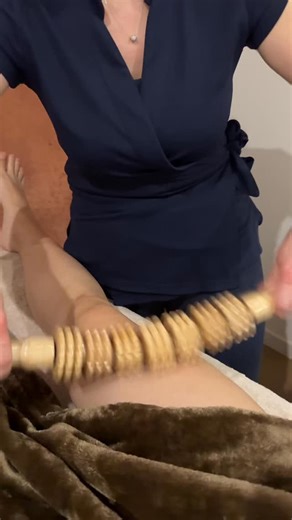 🌿 La madérothérapie : un moment de bien-être pour le corps et l’esprit Inspirée de techniques de massage traditionnelles colombiennes, la madérothérapie utilise des outils en bois pour stimuler la circulation, favoriser le drainage et détendre les tensions musculaires. 🔬 Les études sur les massages mécaniques montrent une amélioration temporaire de la texture de la peau et une sensation de légèreté, notamment grâce à la stimulation du système lymphatique et à la réduction des tensions tissulai