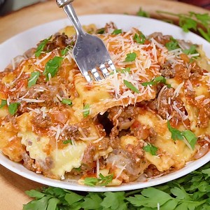 A one-pot wonder that’s as easy as one, two, three, four. Printable Recipe: http://www.familyfreshmeals.com/2016/02/easy-crockpot-lasagna-ravioli.html | Family Fresh Meals