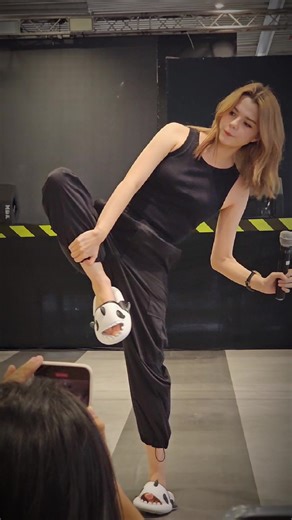 em bé của Pí Freen quậy quá quậy roài :> #becky #beckyarmstrong