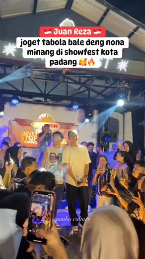 Juan reza joget tabola bale dengan gadis minang di showfest kota padang 👍😂🔥💃 | Sumba Culture