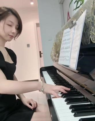 Play piano#钢琴 #简单又好听的钢琴曲 #钢琴弹奏 #梦中的婚礼