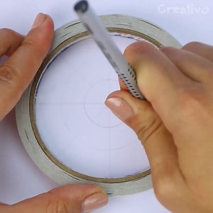 Dessiner et colorer un mandala peut avoir des effets bénéfiques sur les enfants et sur les adultes ! Avec ses couleurs vives et ses formes géométriques, vous pouvez stimuler la créativité et la paix intérieure ! ☀ | Creativo France