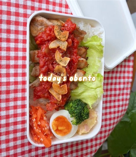 ポークソテーのトマトソース添え🐷ˊ˗ 甘めのトマトソース🍅✨ 鶏肉に合わせても美味しいです🫶🏻 材料🏷 ⚪︎豚ロース肉 1枚 ⚪︎にんにく ひとかけ（1/3はトマトソース用） ⚪︎塩こしょう 適量 ⚪︎薄力粉 適量 -トマトソース- ⚪︎トマト缶 1/2缶 ⚪︎玉ねぎ 1/2個 ⚪︎コンソメ 小さじ2 ⚪︎砂糖 小さじ2 ⚪︎ケチャップ 大さじ1 ⚪︎はちみつ 小さじ1 ⚪︎塩こしょう 少々 \\下準備/ ☝🏻にんにくの皮を剥き、薄切り/みじん切りにする （1/3はトマトソース用） ☝🏻玉ねぎをみじん切りにする ①お肉を切り、塩こしょうをまぶし5分ほど置く ②フライパンにオリーブオイル（大さじ1）を入れ、スライスしたにんにくを揚げ焼きし、きつね色になったら取り出す ③お肉から出た水気を拭き取り、薄力粉をまぶす ④お肉を両面焼く（計4分ほど） →取り出しておく 〜トマトソース〜 ⑤④のフライパンにみじん切りしたにんにく、玉ねぎを入れしんなりするまで炒める ⑥トマト缶、砂糖、コンソメ、ケチャップ、はちみつを加え、じっくり10分程煮詰めたら完成✨ （最後に塩加減を調整してくださ