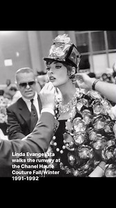 29K views · 852 reactions | Linda Evangelista walks the runway at the Chanel Haute Couture Fall/Winter 1991-1992 #lindaevangelista | Runwaymodel | Facebook