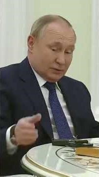 Dans certaines images officielles, on voit Poutine et Macron avoir des échanges très distants.