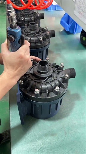Energy-saving frequency conversion magnetic pump #chemicalpump #factory #magneticpump #fyp #working