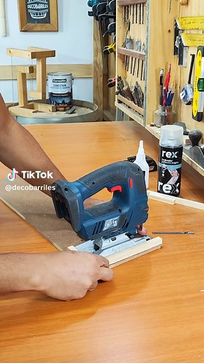 Guía para cortes en círculo con sierra caladora 🔥🔥 Les dejo esta solución de guía casera para cortes en círculo precisos con la sierra caladora. Muy sencilla de hacer, y muy útil. Si te gustó dale like ❤️ y sígueme para más proyectos, consejos, tips y trucos de carpintería. ¿Te gustaría un paso a paso explicado en mi canal de Youtube? Déjamelo en los comentarios. Alfredo Vega / Carpintero / DIY / Decobarriles Carpintería Creativa Carpintería para todos #guia #sierra #caladora #circulos #madera