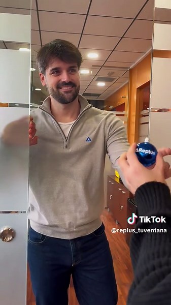 🎄 REPLUS os desea Felices Fiestas 🎄 En REPLUS, cada departamento es una pieza clave. Unidos, trabajando en equipo y con un mismo objetivo: dar el máximo rendimiento para nuestros clientes. Este año hemos vuelto a demostrar que cuando todas las áreas suman, el resultado es más fuerte, más sólido y llega más lejos. Gracias al esfuerzo diario de cada persona que forma parte de REPLUS, hoy estamos presentes en más de 300 puntos de venta en toda España, ofreciendo soluciones en ventanas, puertas y 