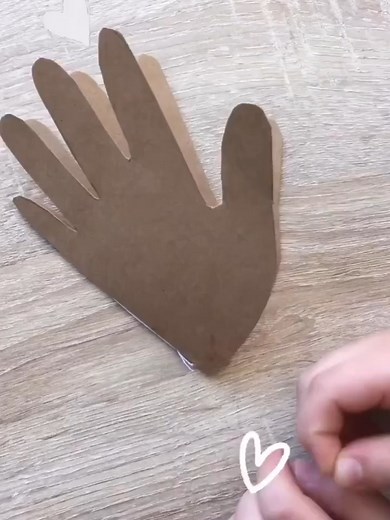 MANUALIDAD: EL AMOR AL PRÓJIMO 💙💛💚 • Hicimos una manualidad que ayudará a los niños a recordar la enseñanza de Jesús sobre el amor a los demás representados en 4 grupos: La familia, los amigos, las personas diferentes (incluye personas de otras culturas, o color de piel y a personas con capacidades diferentes) y el grupo de los enemigos (a quien Jesús dio especial énfasis en el sermón del monte). Puedes ver todos los detalles de esta manualidad en nuestro sitio web lospequesdelreino.com 📍des