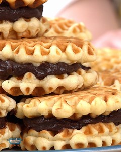 Faguri cu crema, o super reteta a copilariei, foarte gustoasa si aromata. Se fac usor, au gustul celor din copilarie si sunt pe placul intregii familii. Se pot umple cu crema delicioasa de cacao, dar si cu gem, caramel sau crema de vanilie. Sunt perfecti pentru orice ocazie! | JamilaCuisine