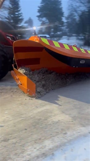 AGCO Suomi Oy on Instagram: "Valtra T235D, Hukin 265 lumilinko ja FMG Evo2 AAE360 Alueaura lumistopparilla ovat lyömätön yhdistelmä talvikunnossapidossa. Lumistopparilla ei liittymiin lumi pursua ja aikaa säästyy. Aikaisemmin lisävarusteena ollut City-siipi on nyt vakiona ja tämä mahdollistaa hydraulisen lumistopparin asentamisen kaikkiin Evo2 auroihin myös jälkeenpäin. #valtra #huki #FMG #Kunnossapito #Auraus"