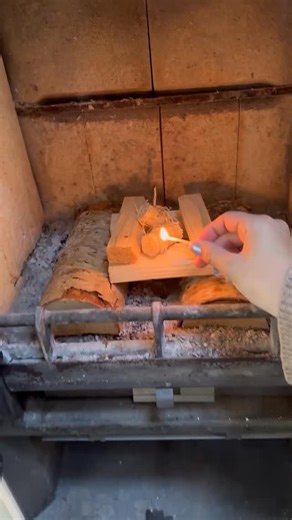 BIOENEX FRANCE on Instagram: "Nos allume-feux sont parfaits pour la méthode d’allumage par le haut. C’est l’une des façons les plus simples et les plus propres d’allumer votre poêle. Placez les grosses bûches à la base, ajoutez le petit bois par-dessus, puis allumez par le haut. Le feu descend lentement, crée une meilleure circulation de l’air et permet une combustion plus maîtrisée. 🔥"