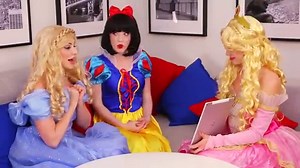 Snow White vs Aurora vs Cinderella 7 Second Challenge. DisneyToysFan.